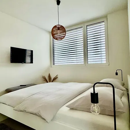 A Pochi Passi Dalla Storica Citta Vecchia Di Locarno