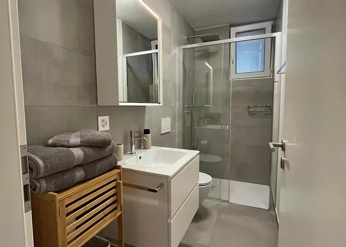 A Pochi Passi Dalla Storica Citta Vecchia Di Locarno *