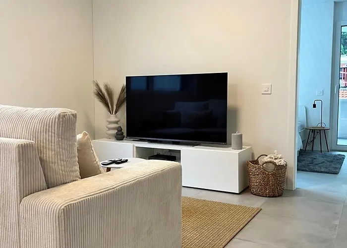 A Pochi Passi Dalla Storica Citta Vecchia Di Locarno Solduno